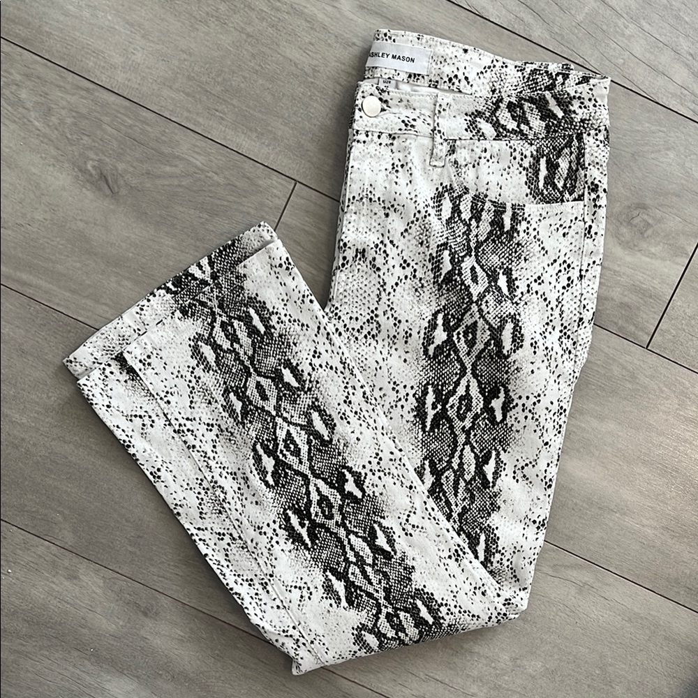 NWOT ASHLEY MASON Snakeskin Print Mid Rise Cropped Flared Denim Jeans, Size 11